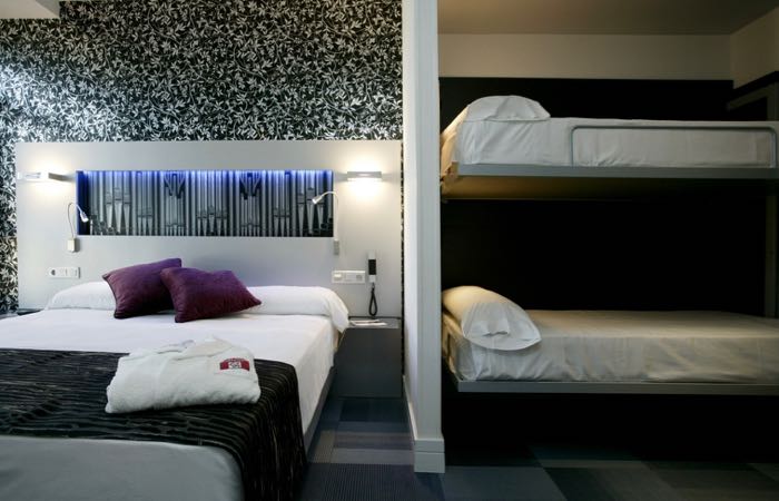 Habitación familiar con área de dormitorio separada para niños.