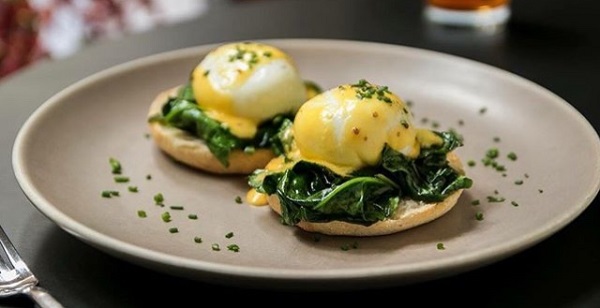 Los huevos benedictinos son la opción clásica para el brunch en Madrid y Federal tiene tres variedades: con bacon, con salmón ahumado o con espinacas, como estos.