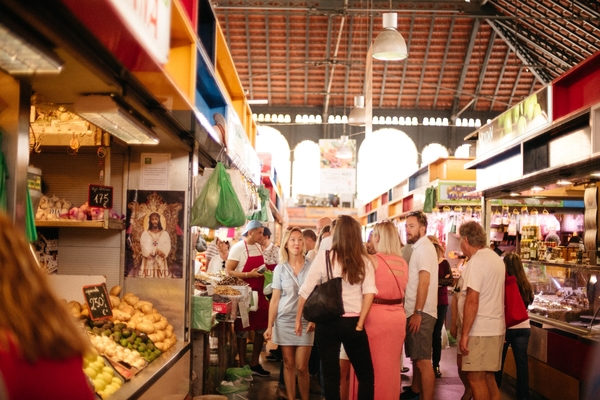 ¿No te sientes muy cómodo comiendo solo en Madrid? Un mercado local es un lugar estupendo para empezar a comer solo.