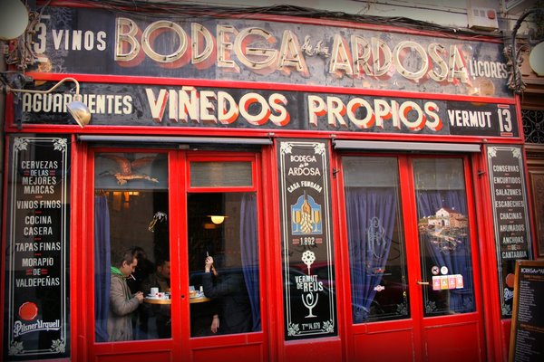 Bodegas La Ardosa, uno de nuestros negocios centenarios favoritos de Madrid.
