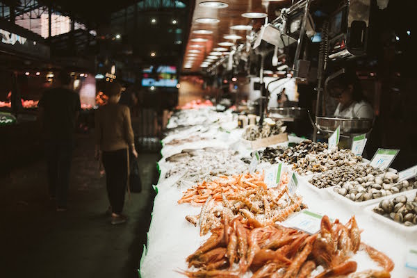 El Mercado de San Antón es un lugar estupendo para tapear en Chueca, ¡y también puedes hacer aquí la compra!