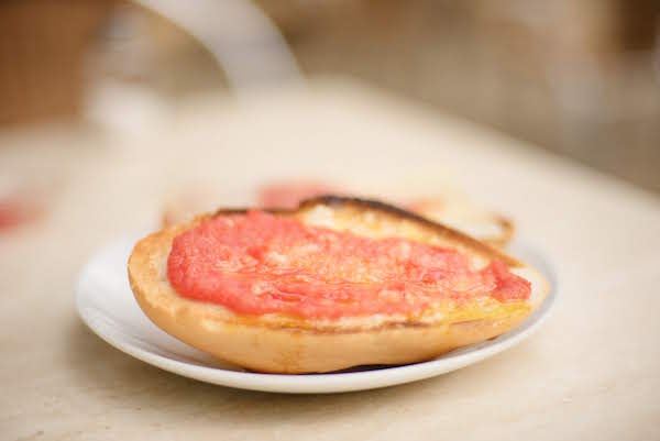 Tostadas con tomate fresco y aceite de oliva