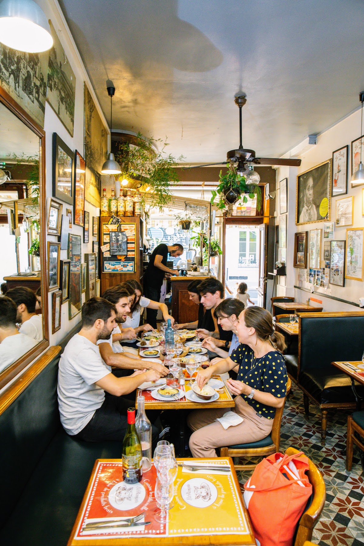 Un gran grupo de personas comiendo en un restaurante