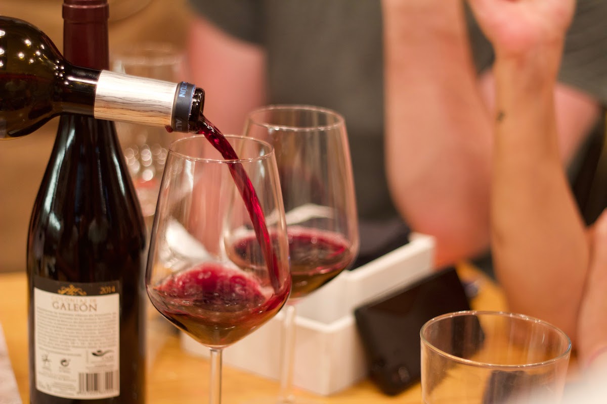 Sirven dos copas de vino tinto.
