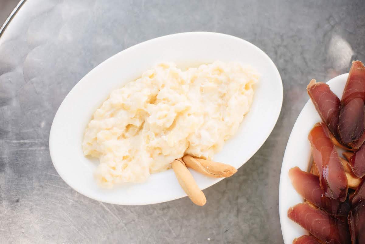 Toma aérea de ensalada de patata al estilo español con gambas