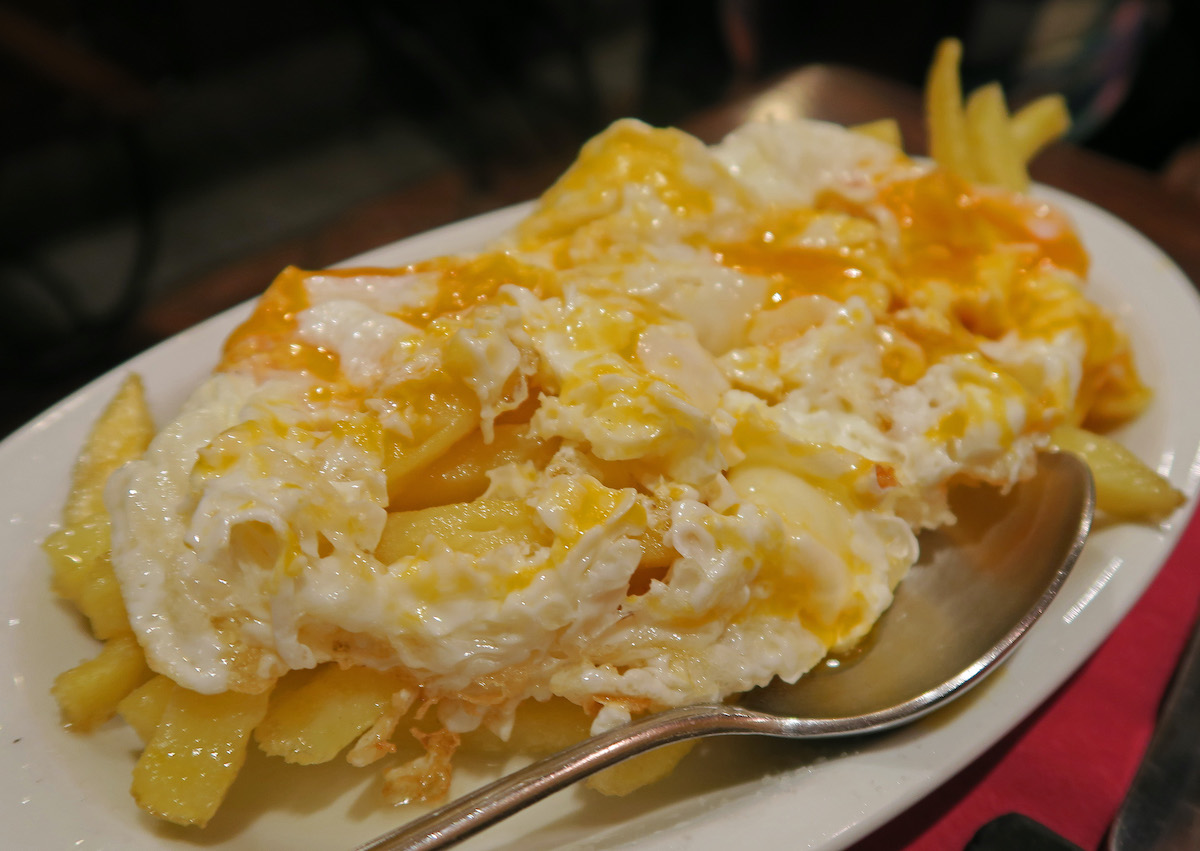 Plato de huevos con patatas en un bar de tapas de Madrid.