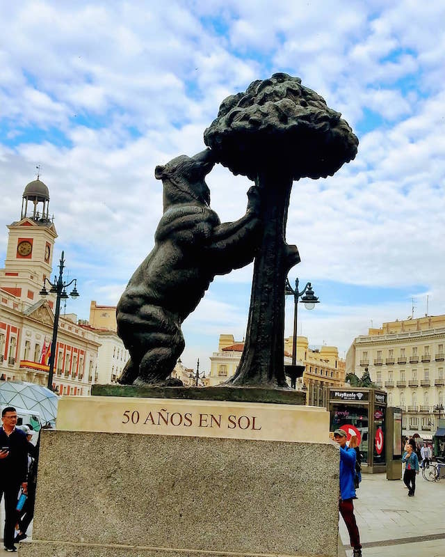 Algunos de los lugares más Instagrammables de Madrid se encuentran en la Puerta del Sol. Nos gusta especialmente la estatua del oso y el árbol.